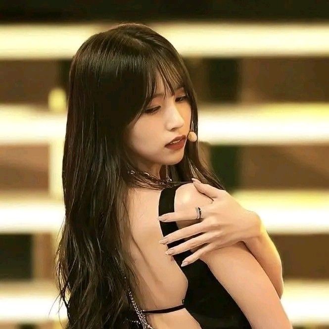 Behind-the-scenes cut of Mina (TWICE)