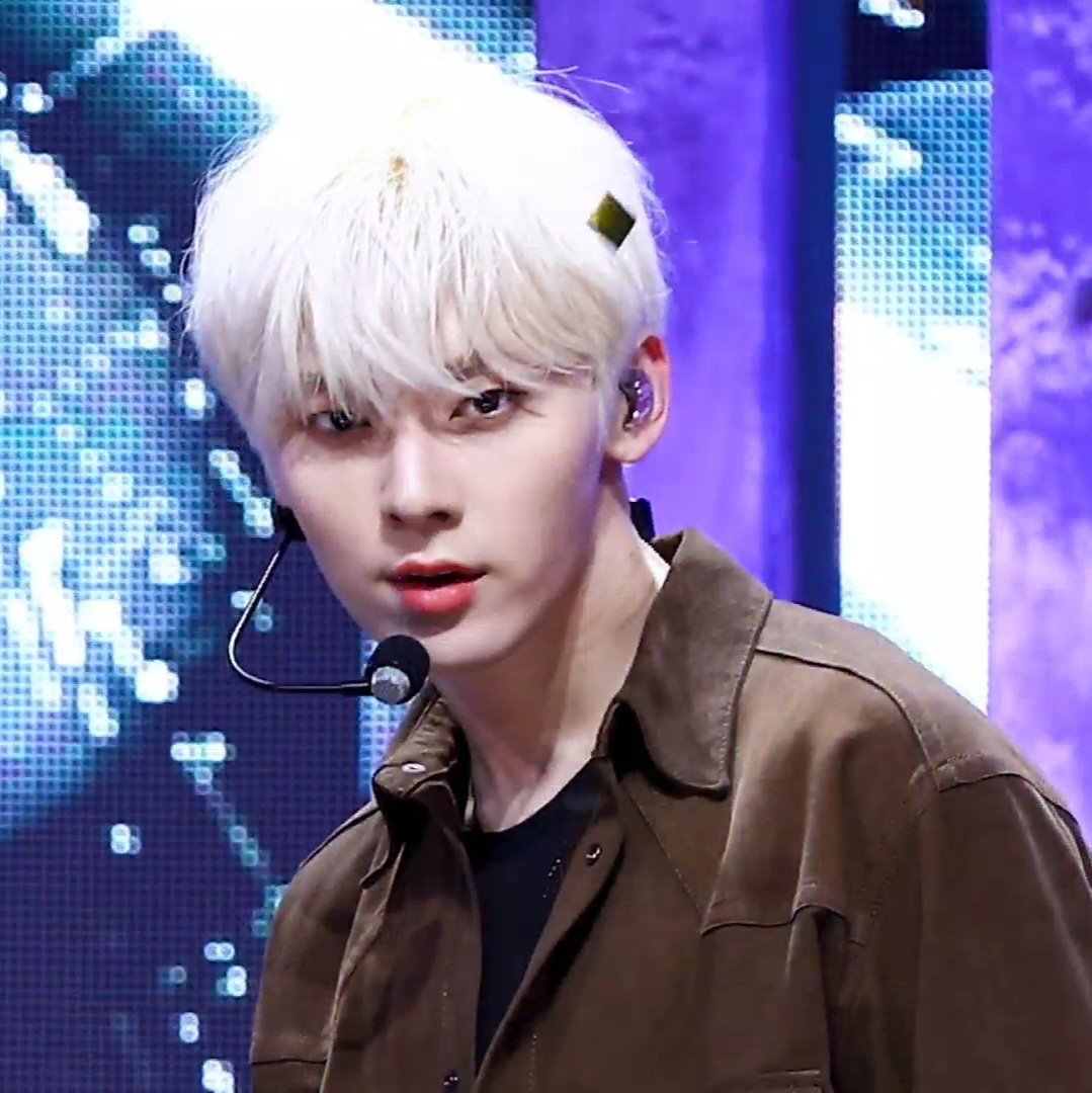A moment captured by Hwang Minhyun's fan