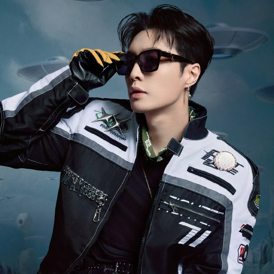 Latest photo of Lay (EXO)