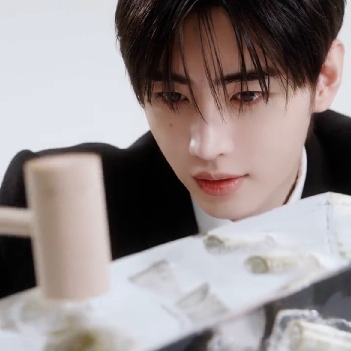 Behind-the-scenes cut of Sunghoon (ENHYPEN)