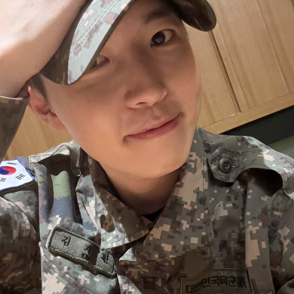 Behind-the-scenes cut of Kim Jaehwan