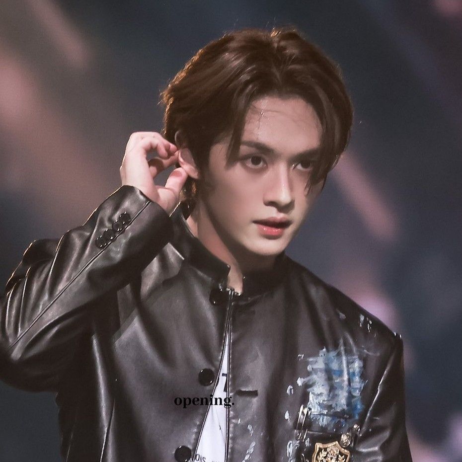 Latest photo of Lee Know (Stray Kids)
