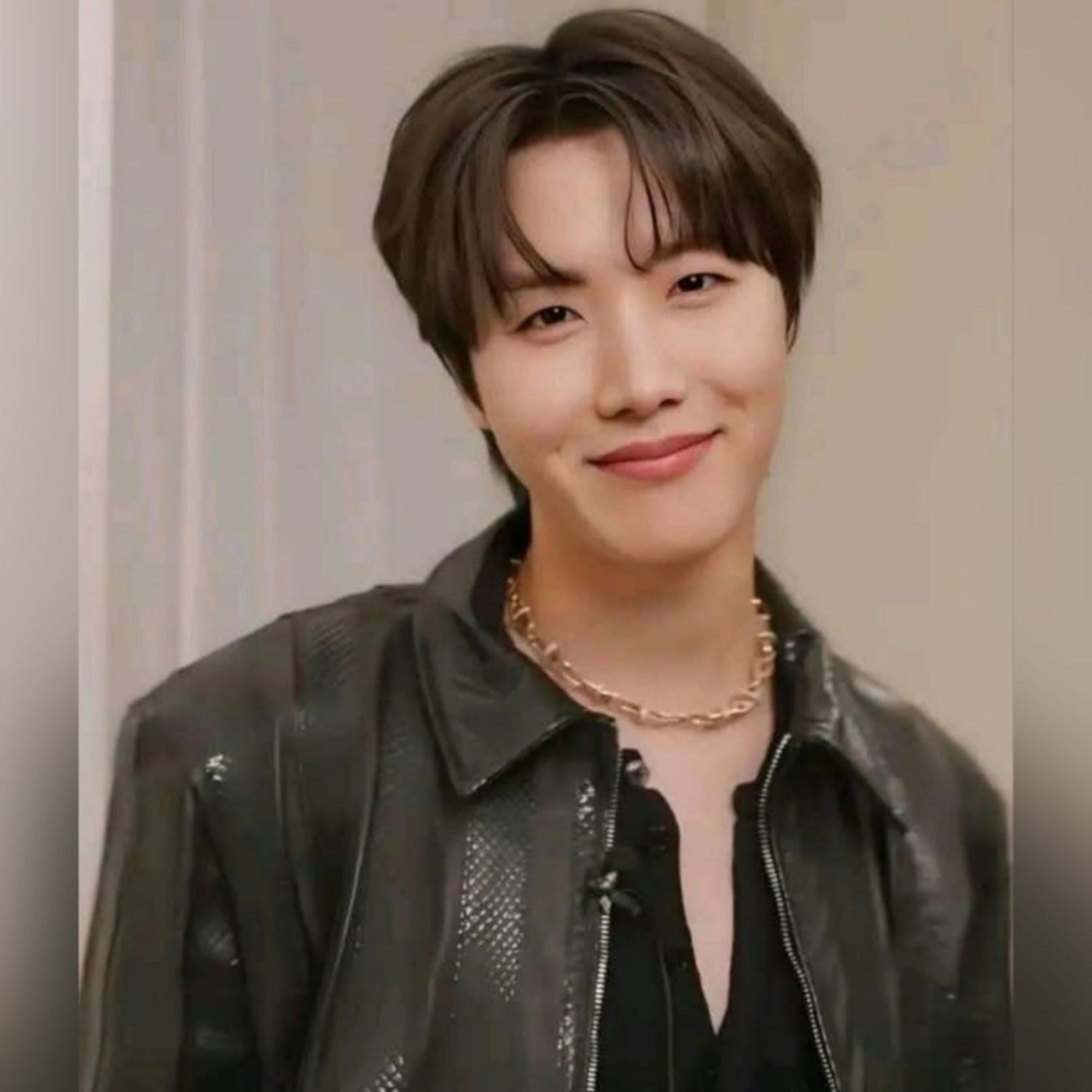 Foto aktivitas terbaru j-hope (BTS)