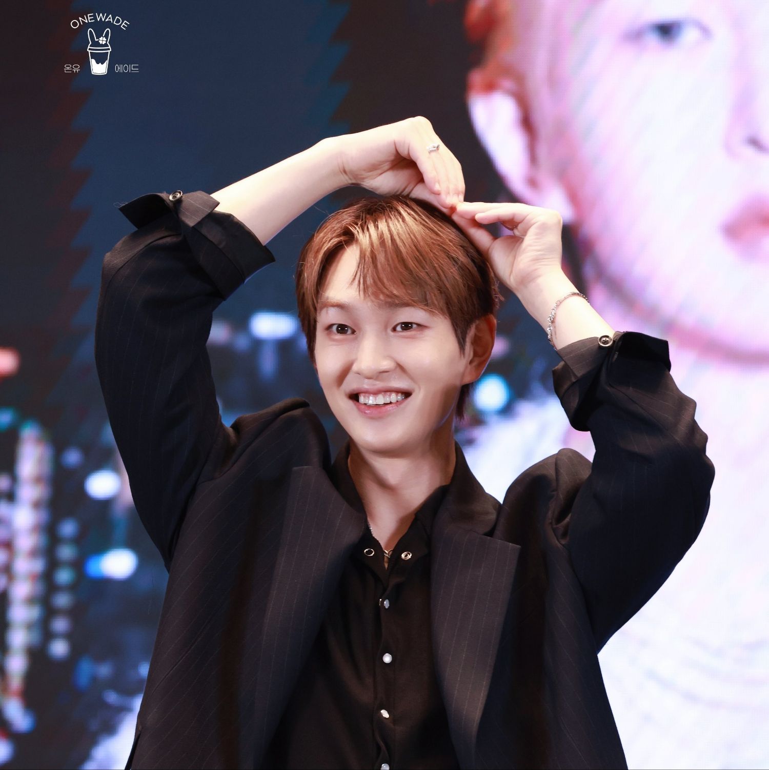 A moment captured by Onew (SHINee)'s fan