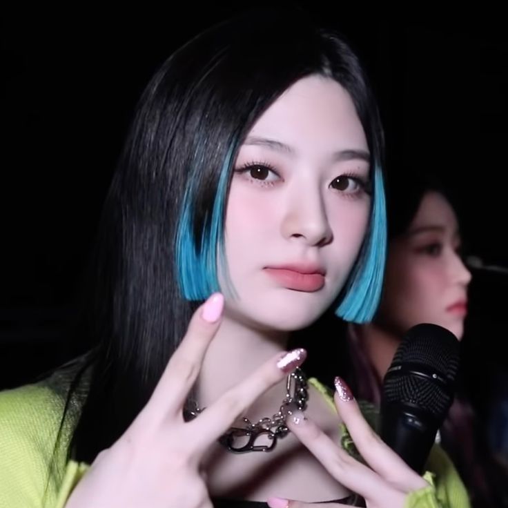 Recent activity shot of Seeun (STAYC)