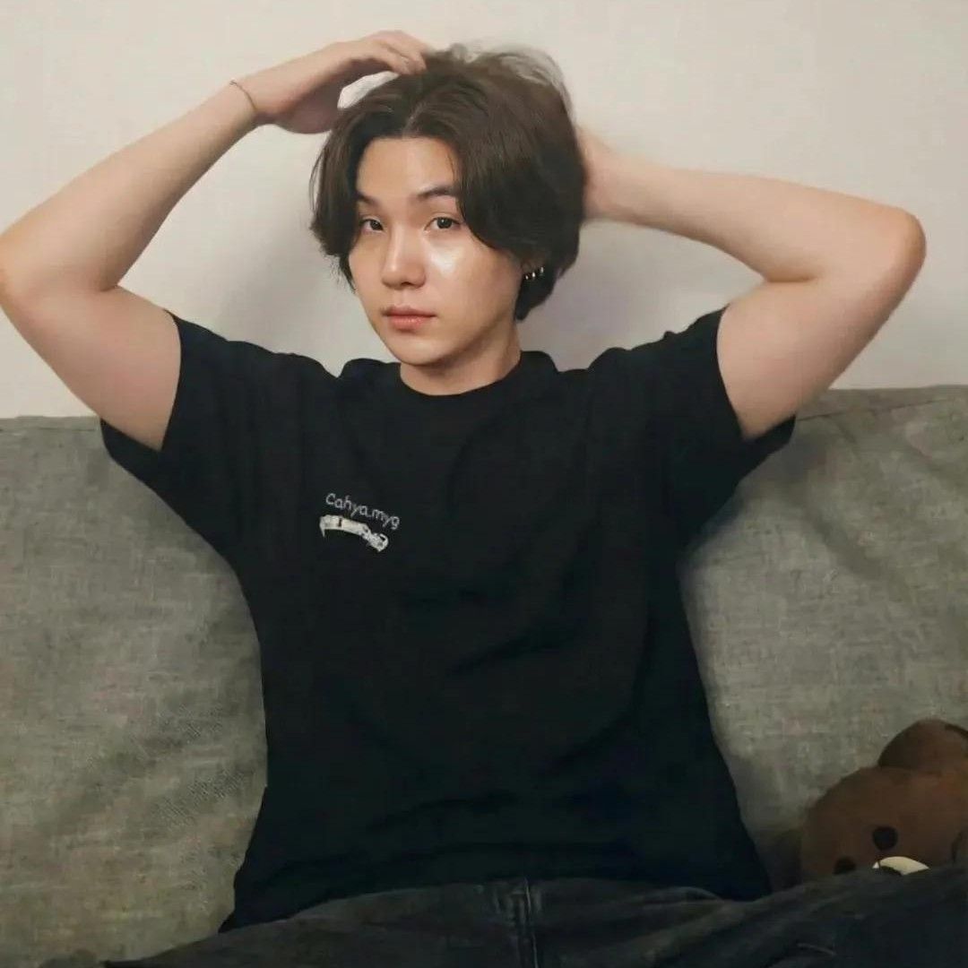 Foto aktivitas terbaru SUGA (BTS)