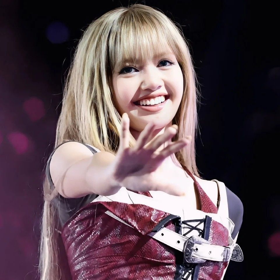 A moment captured by Lisa (BLACKPINK)'s fan