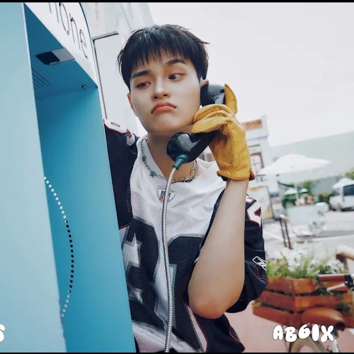 A moment captured by Lee Daehwi (AB6IX)'s fan