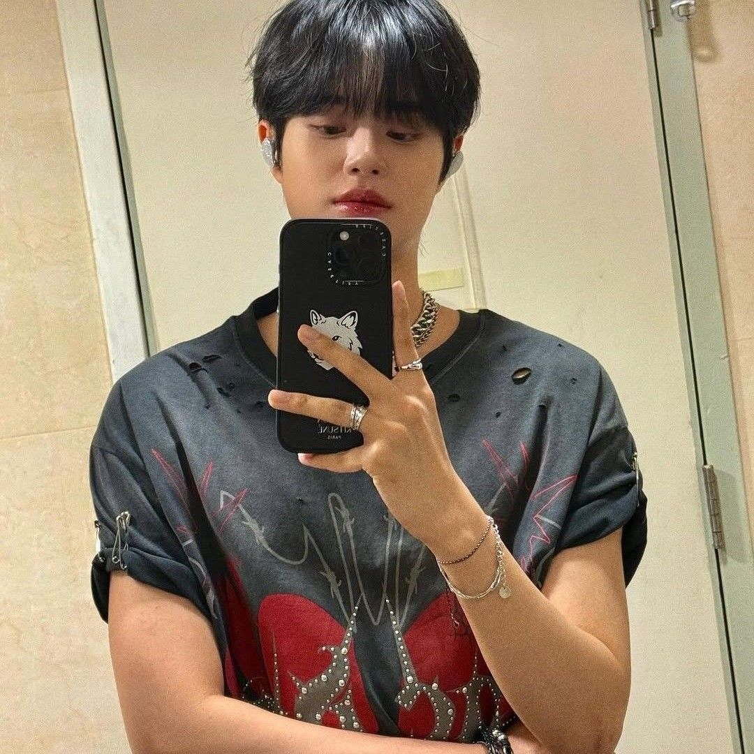 A moment captured by Lee Daehwi (AB6IX)'s fan