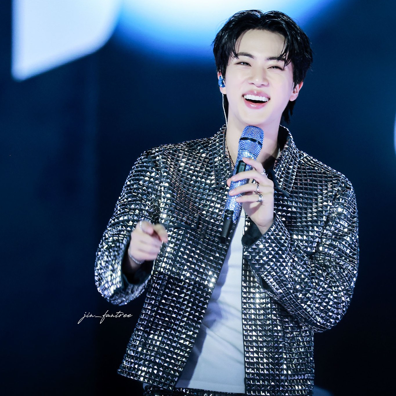 Momen yang diabadikan oleh penggemar Jin (BTS)