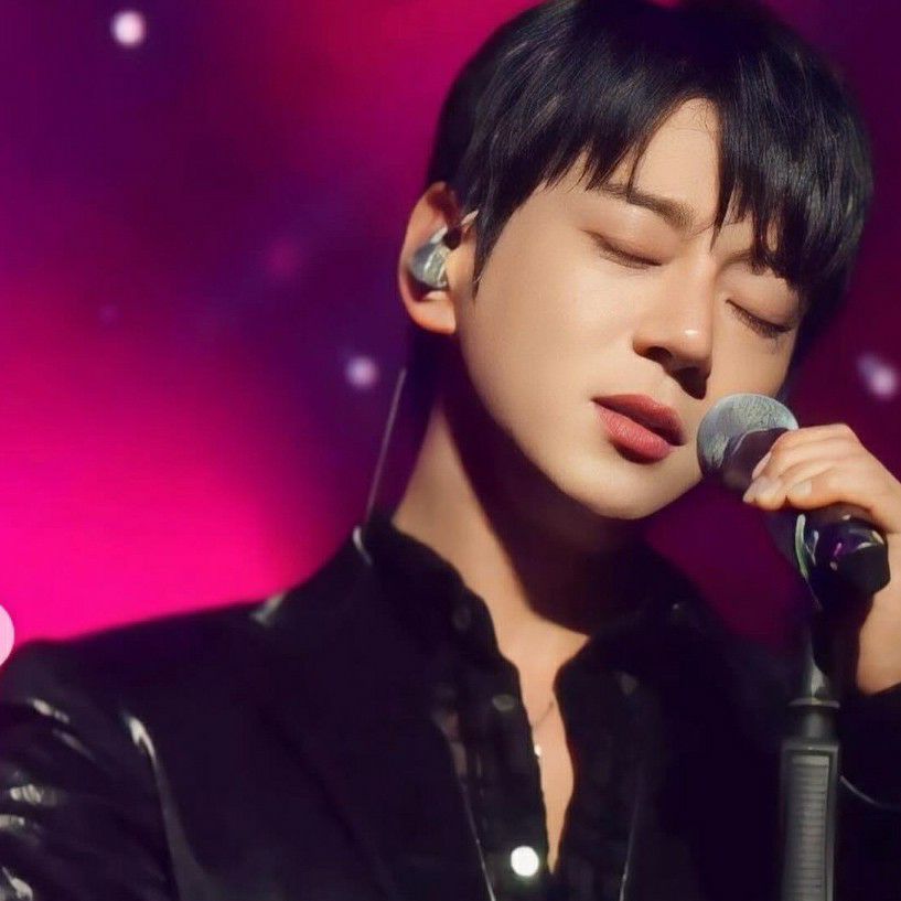 A moment captured by Hwang Chiyeol's fan