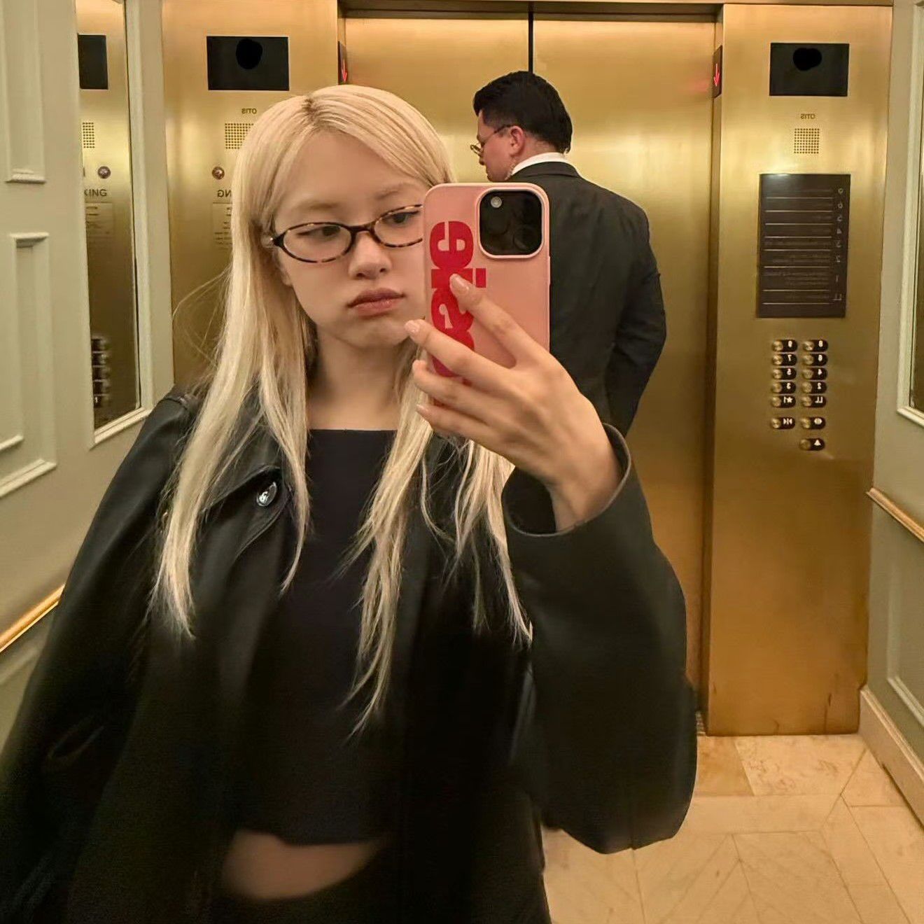Foto aktivitas terbaru ROSÉ (BLACKPINK)