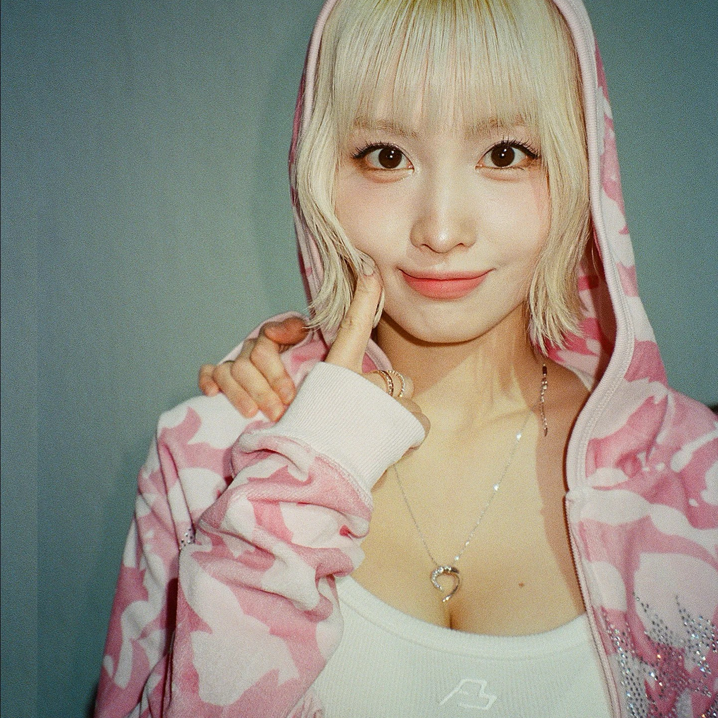 Behind-the-scenes cut of Momo (TWICE)