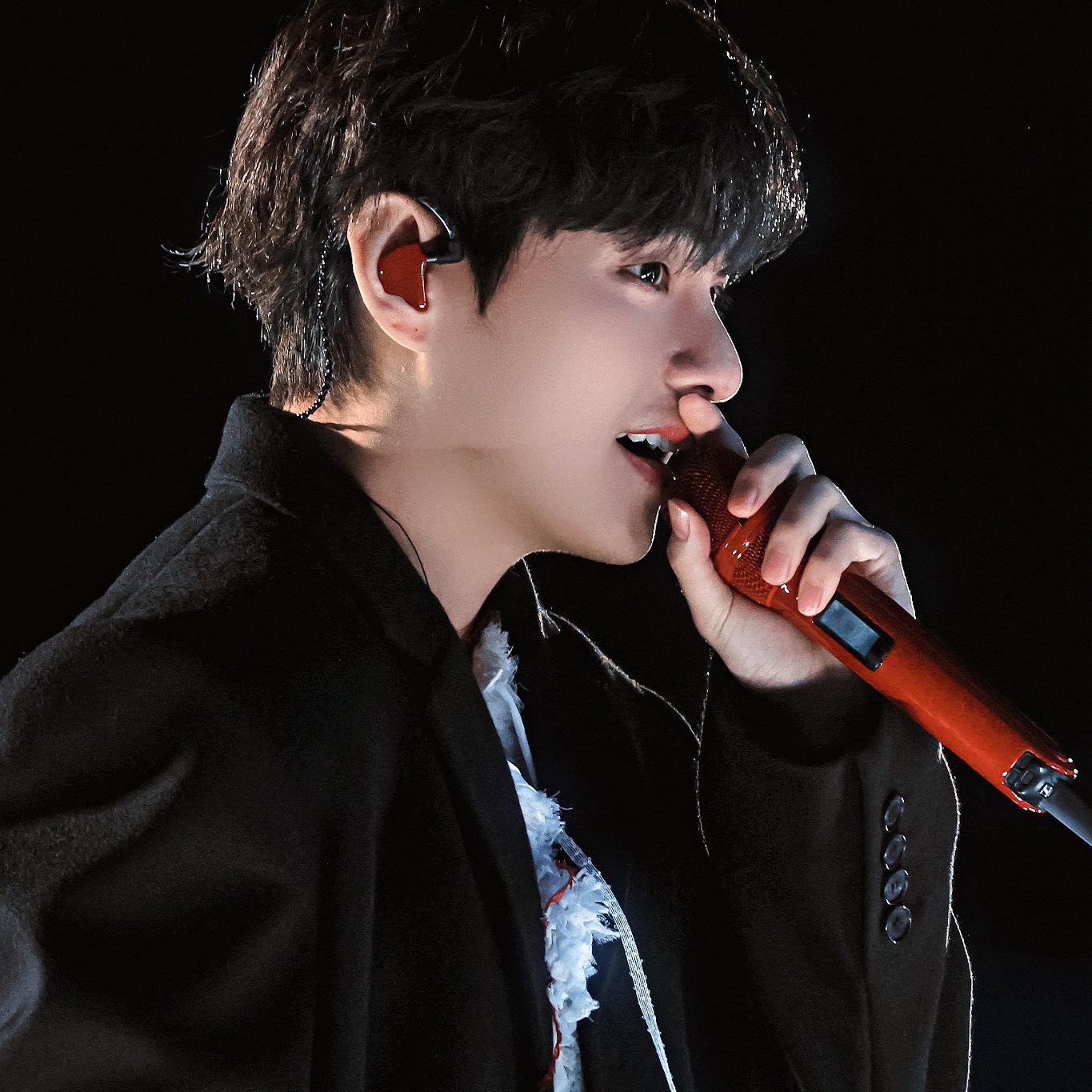 뷔 (방탄소년단)의 최신 사진