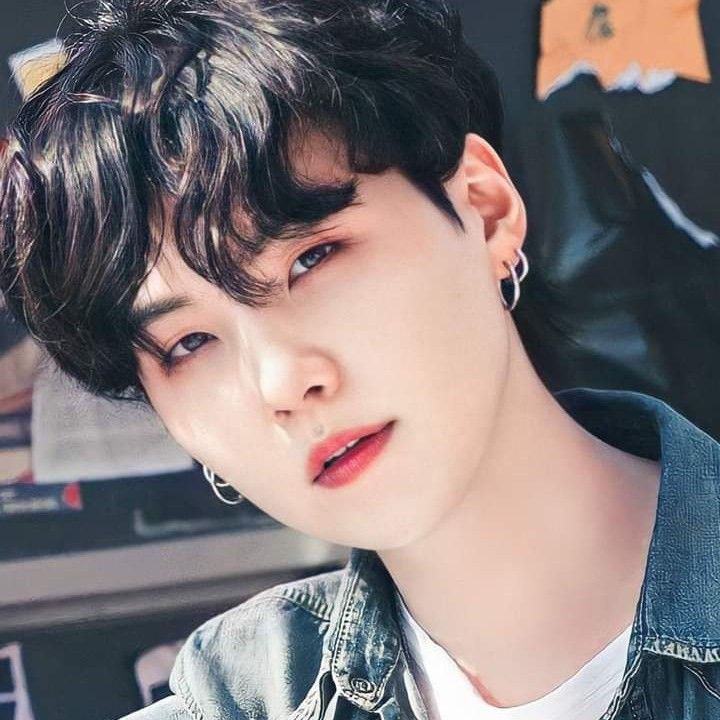 Foto aktivitas terbaru SUGA (BTS)