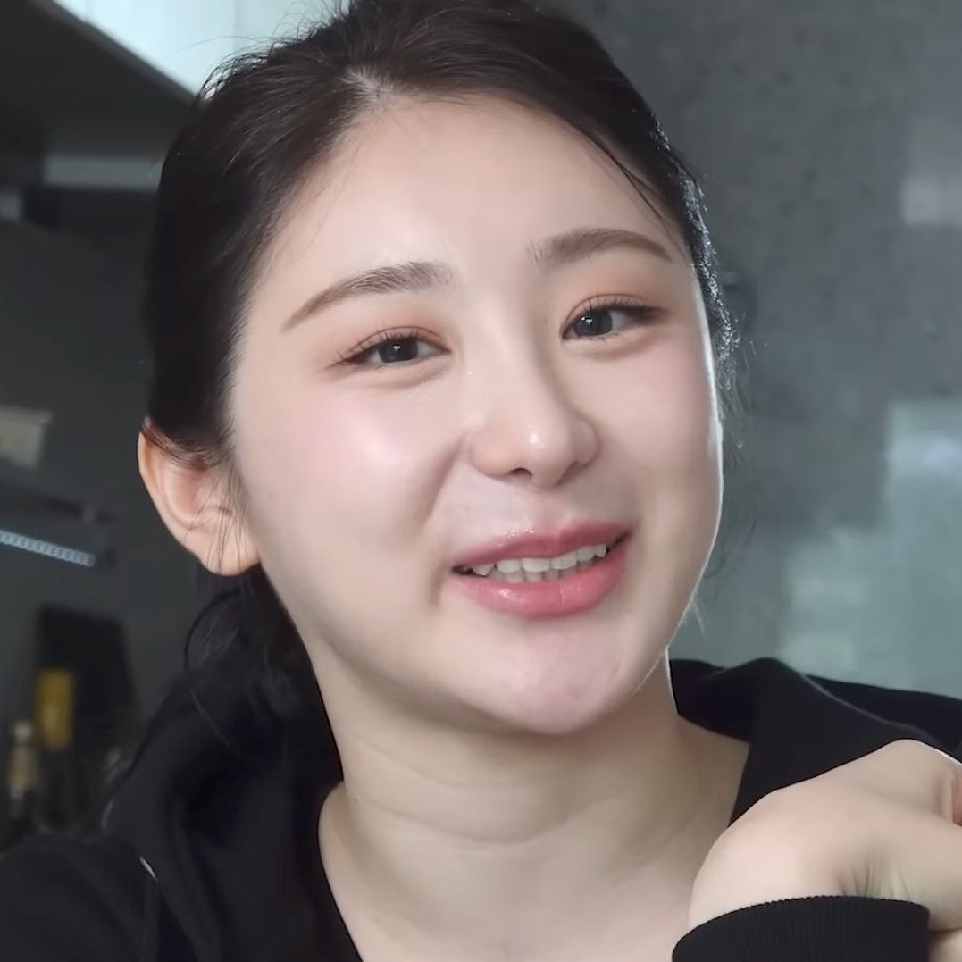 A moment captured by Lee Chaeyeon's fan