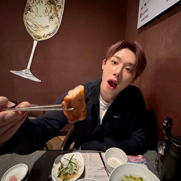 Foto perwakilan Wonho yang bersinar hari ini di Choeaedol