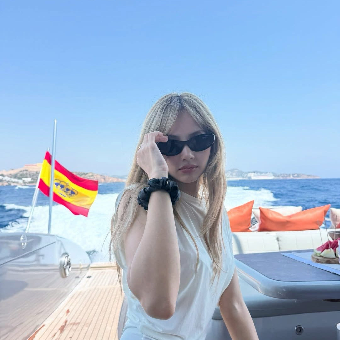 A moment captured by Lisa (BLACKPINK)'s fan