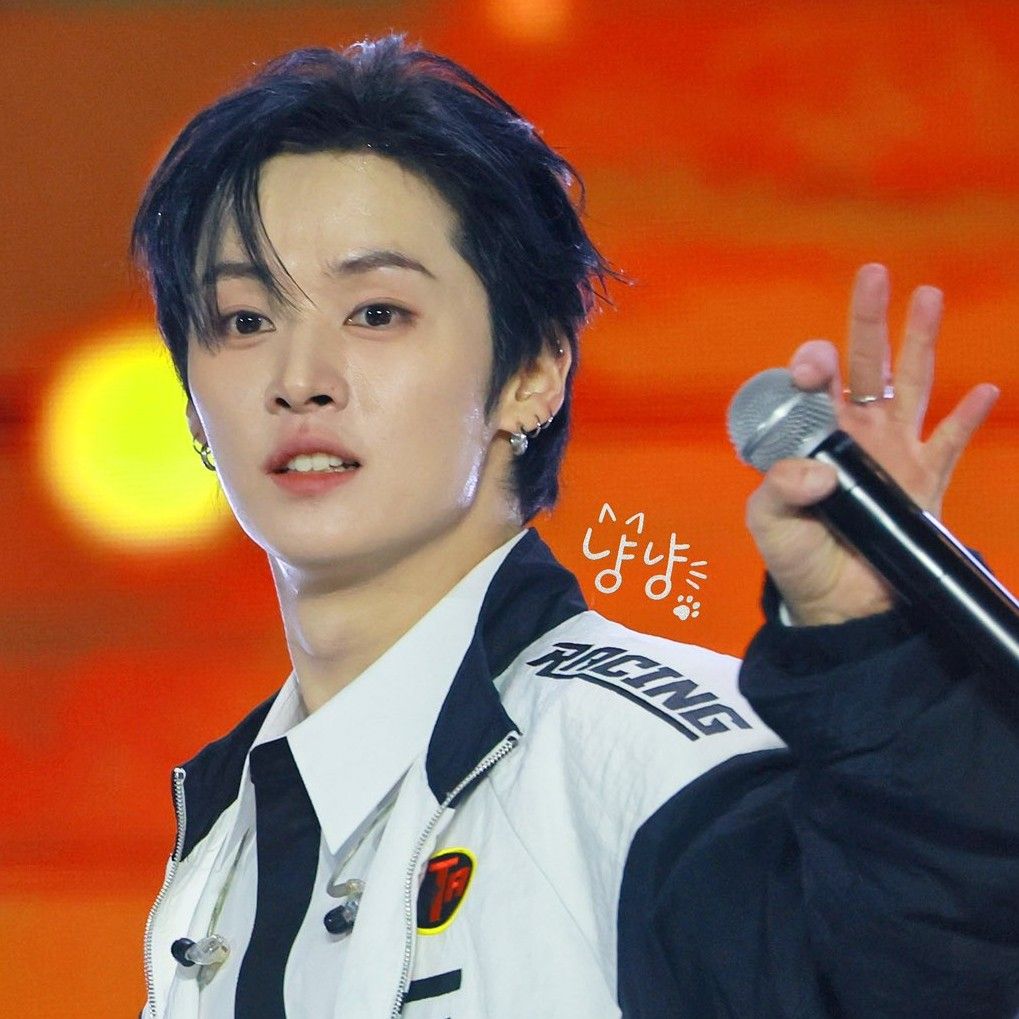 Latest photo of Lee Know (Stray Kids)