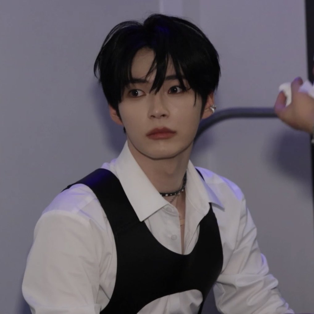 Foto aktivitas terbaru Sung Hanbin (ZEROBASEONE)