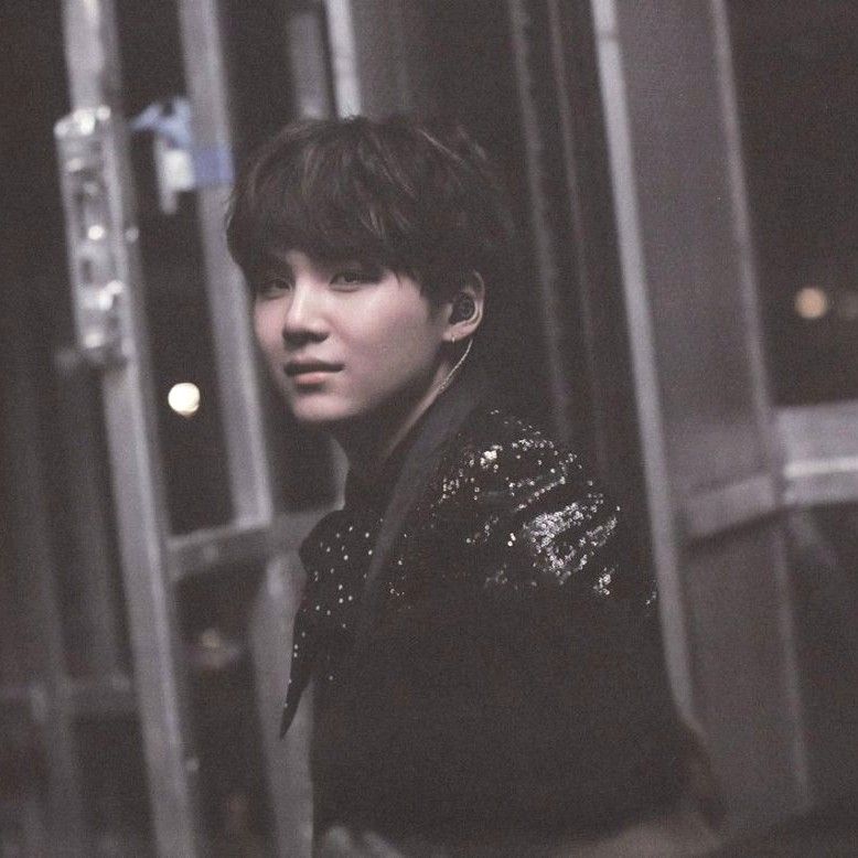 Foto aktivitas terbaru SUGA (BTS)