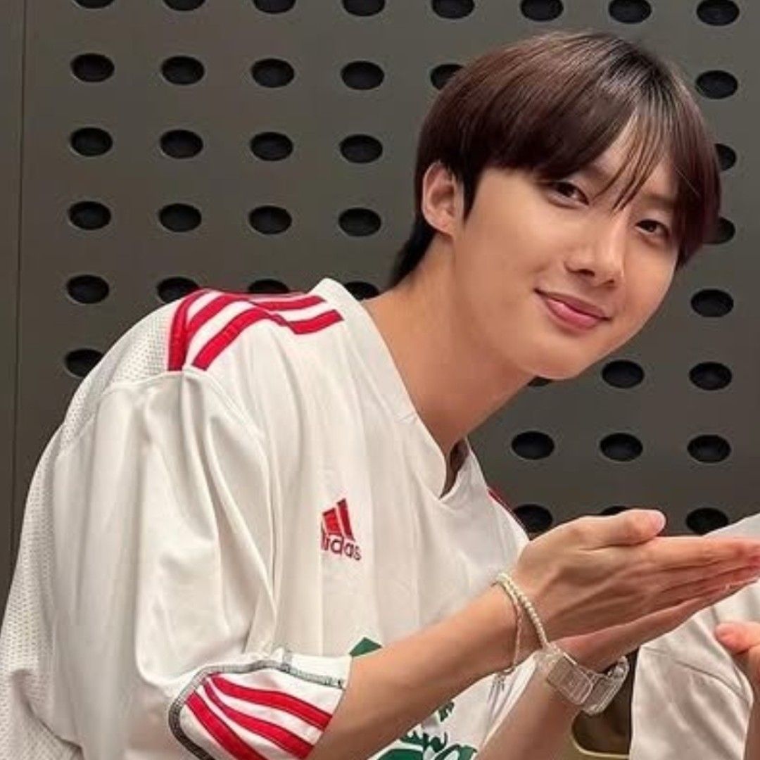 A moment captured by Hui (PENTAGON)'s fan