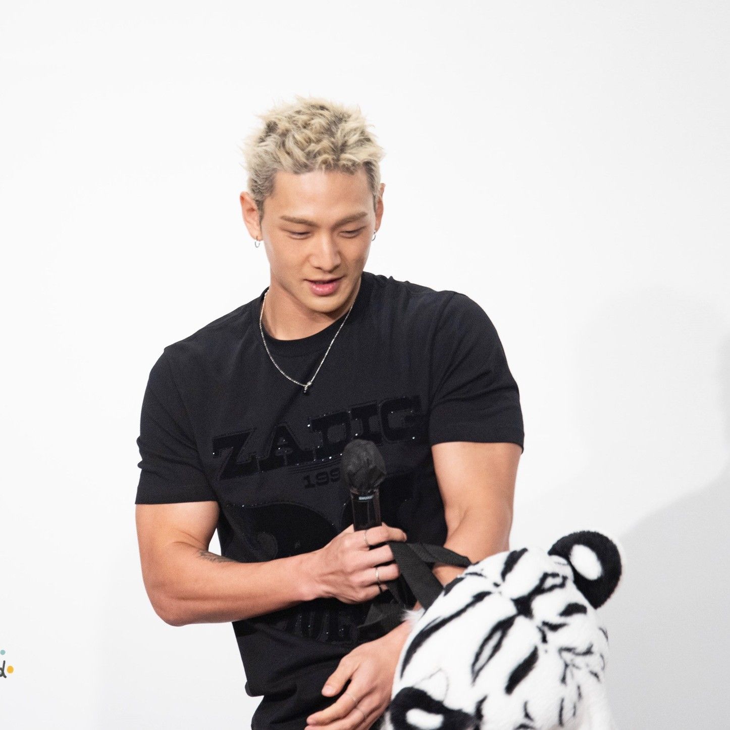 Behind-the-scenes cut of Baekho