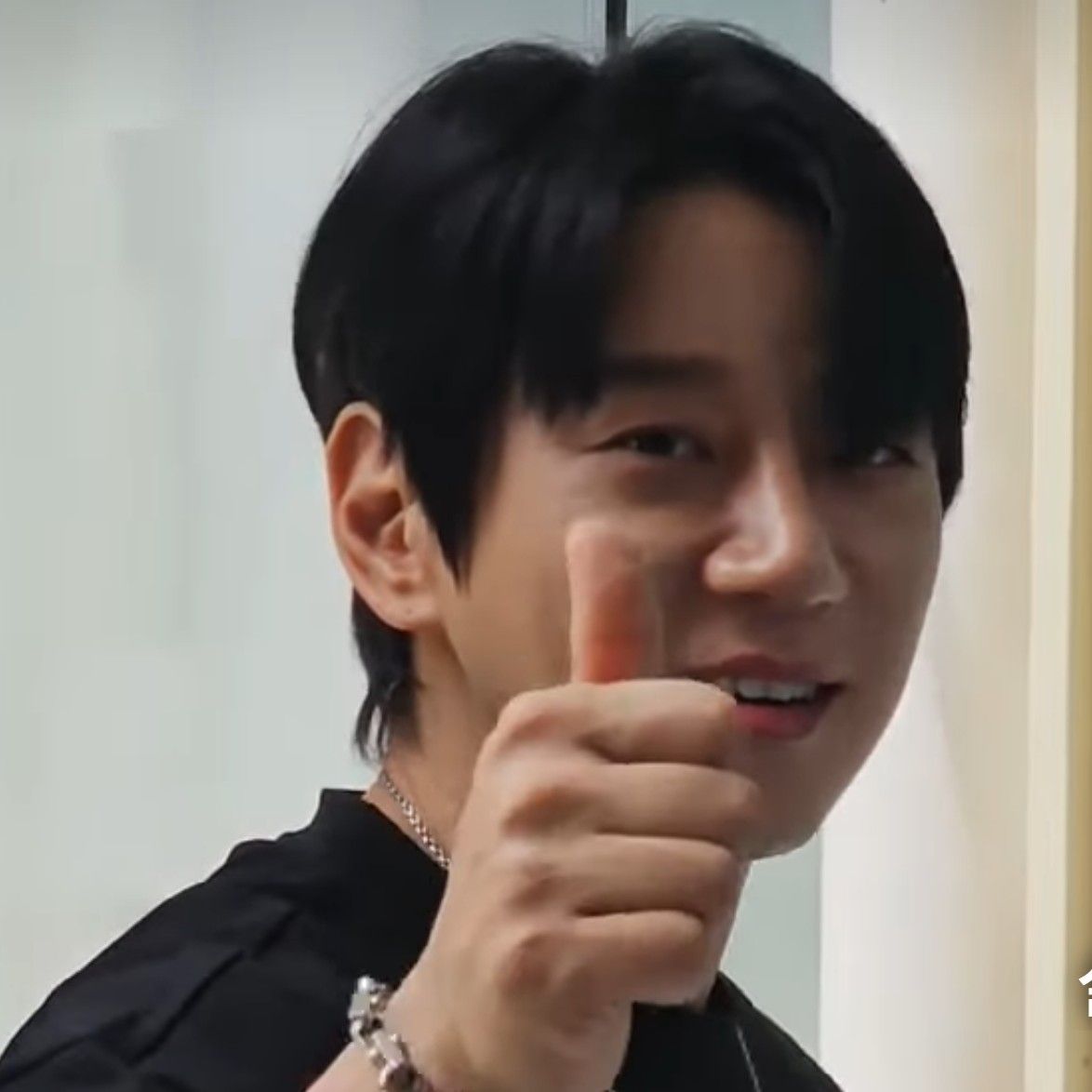 Behind-the-scenes cut of Hwang Chiyeol