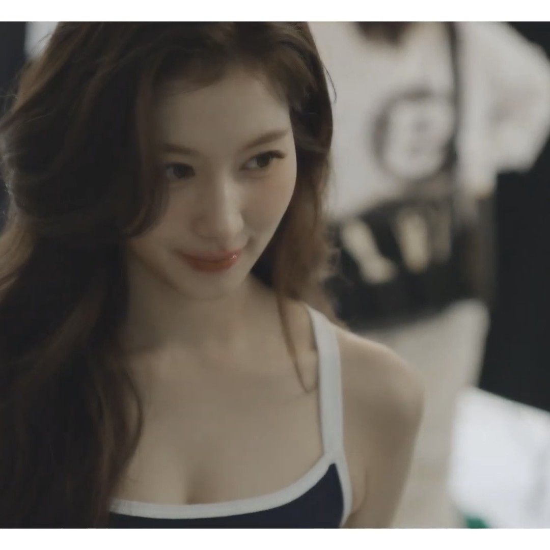 Latest photo of Sana (TWICE)