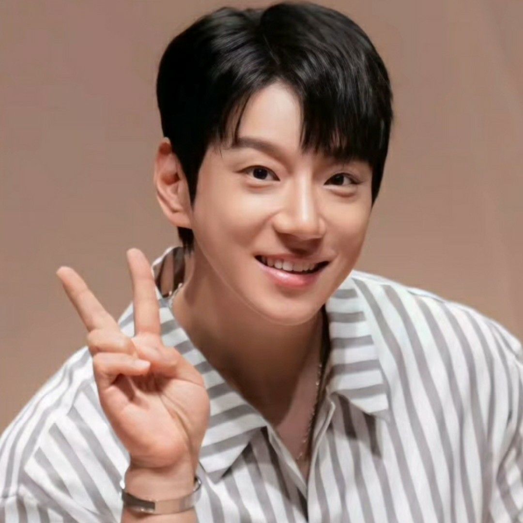Recent activity shot of Hwang Chiyeol