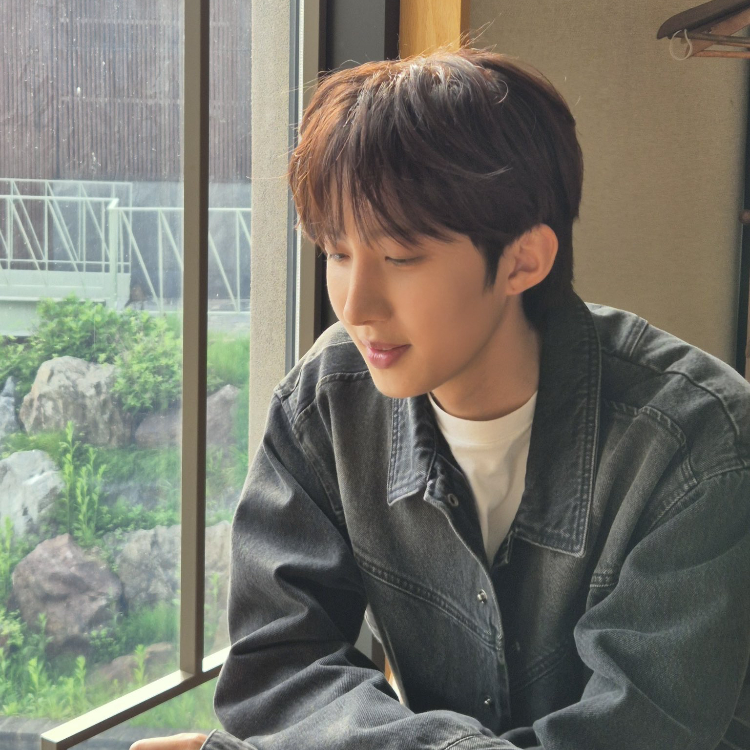 A moment captured by Hui (PENTAGON)'s fan