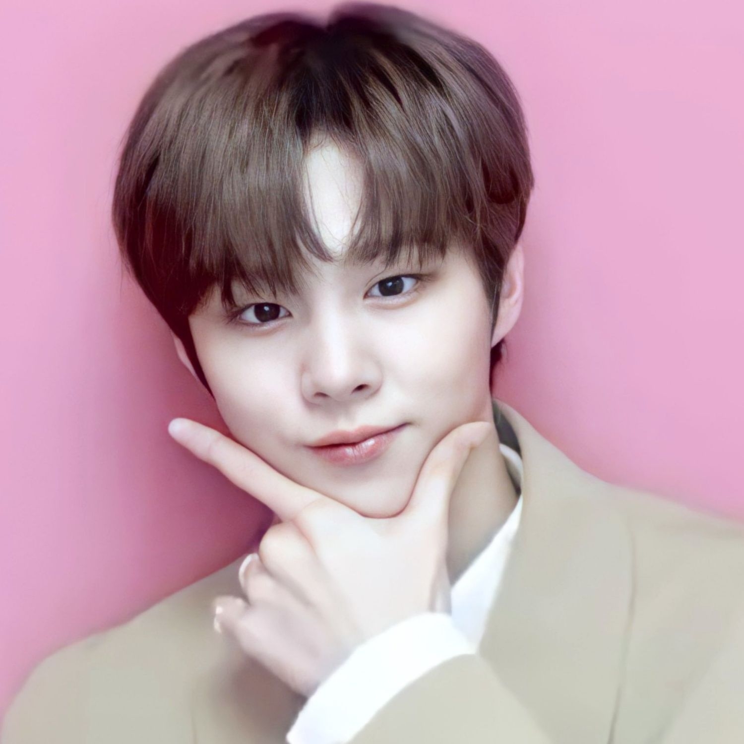 Behind-the-scenes cut of Kim Wooseok