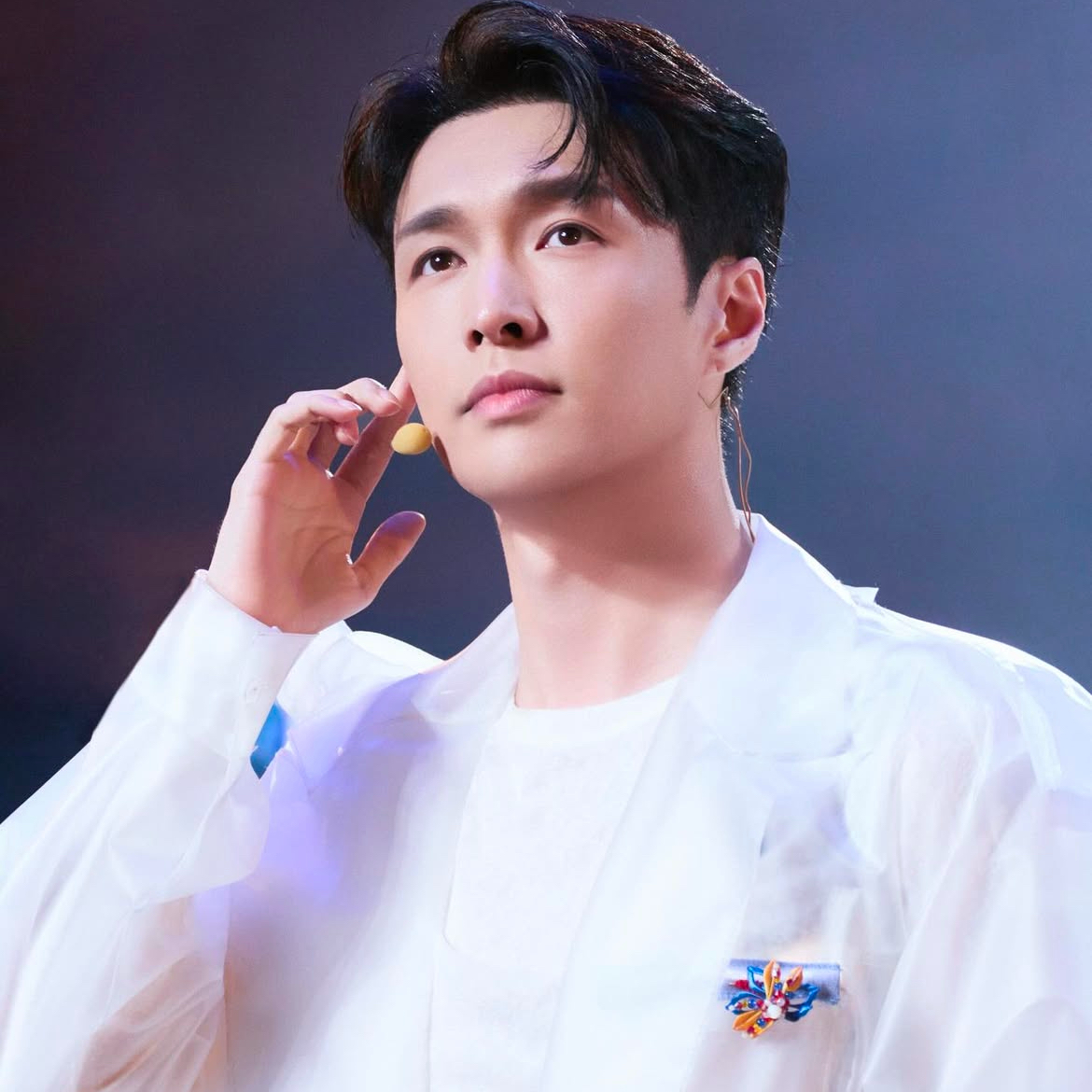 Behind-the-scenes cut of Lay (EXO)