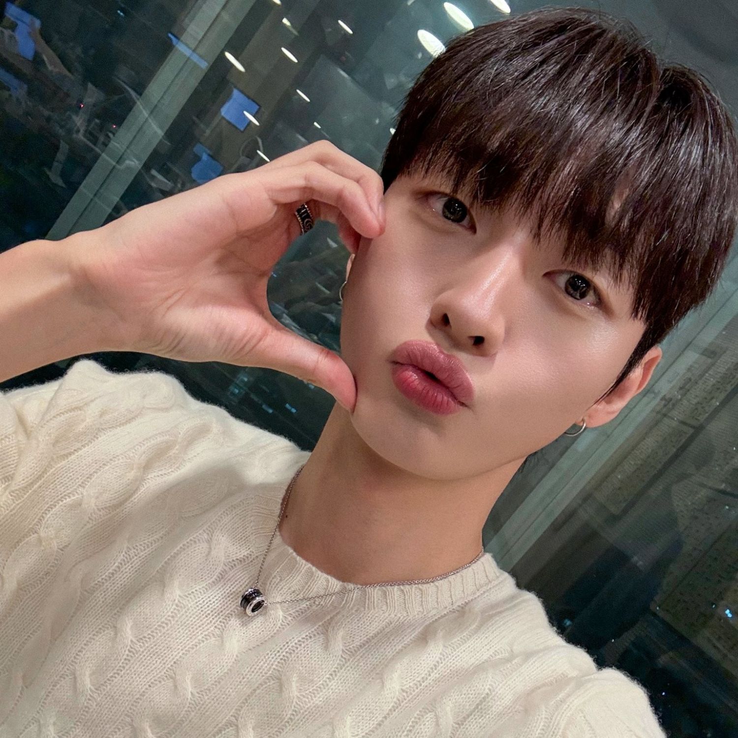 Behind-the-scenes cut of Yoon Jisung