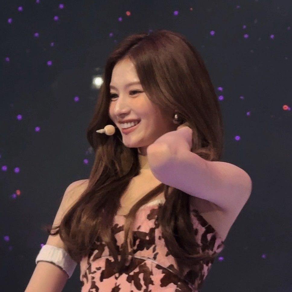 Behind-the-scenes cut of TWICE