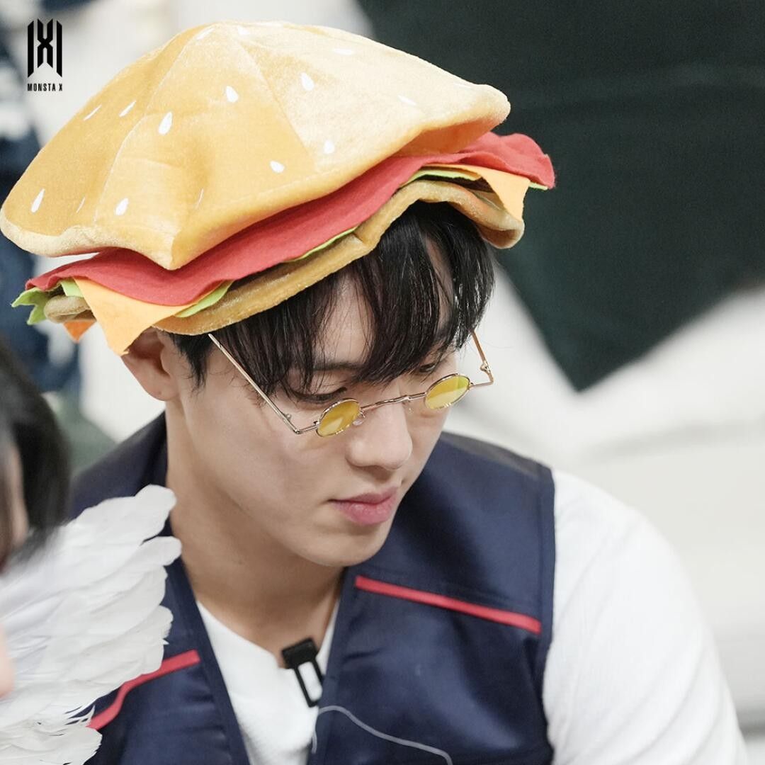 A moment captured by Shownu (MONSTA X)'s fan