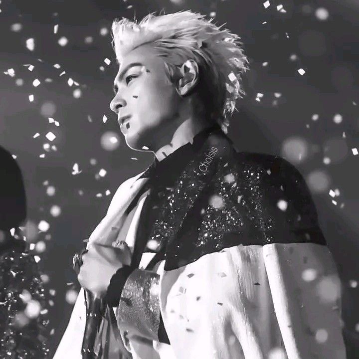 A moment captured by T.O.P's fan