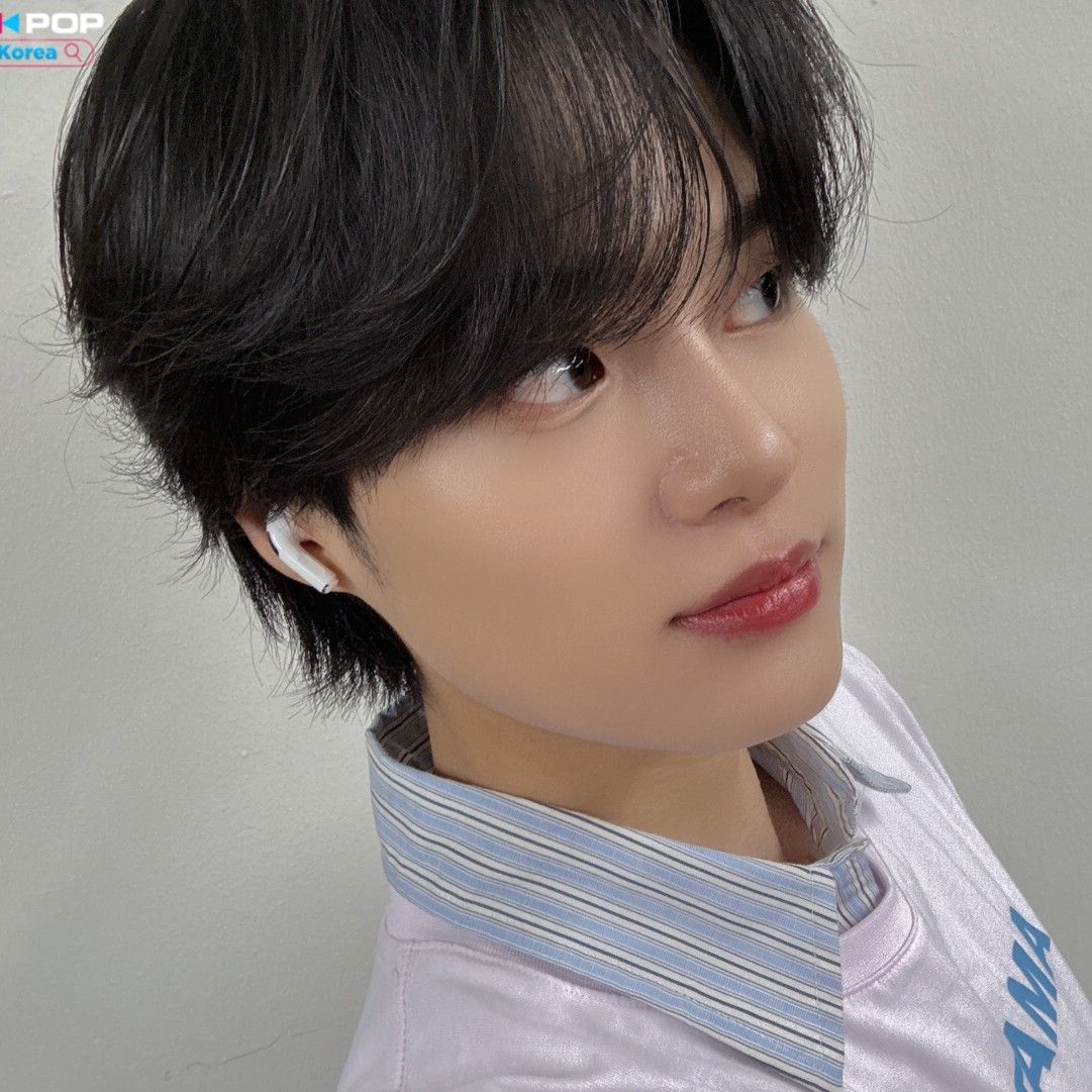 A moment captured by Lee Daehwi (AB6IX)'s fan
