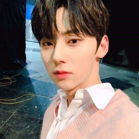 A moment captured by Hwang Minhyun's fan
