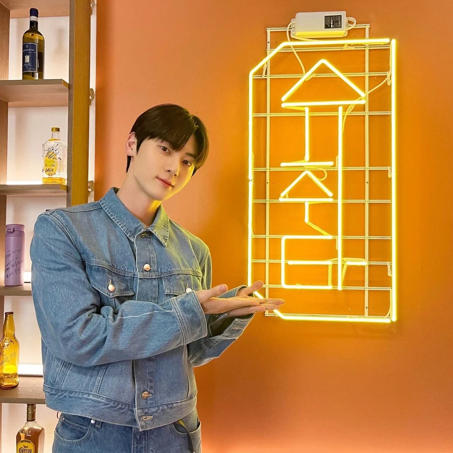 A moment captured by Hwang Minhyun's fan