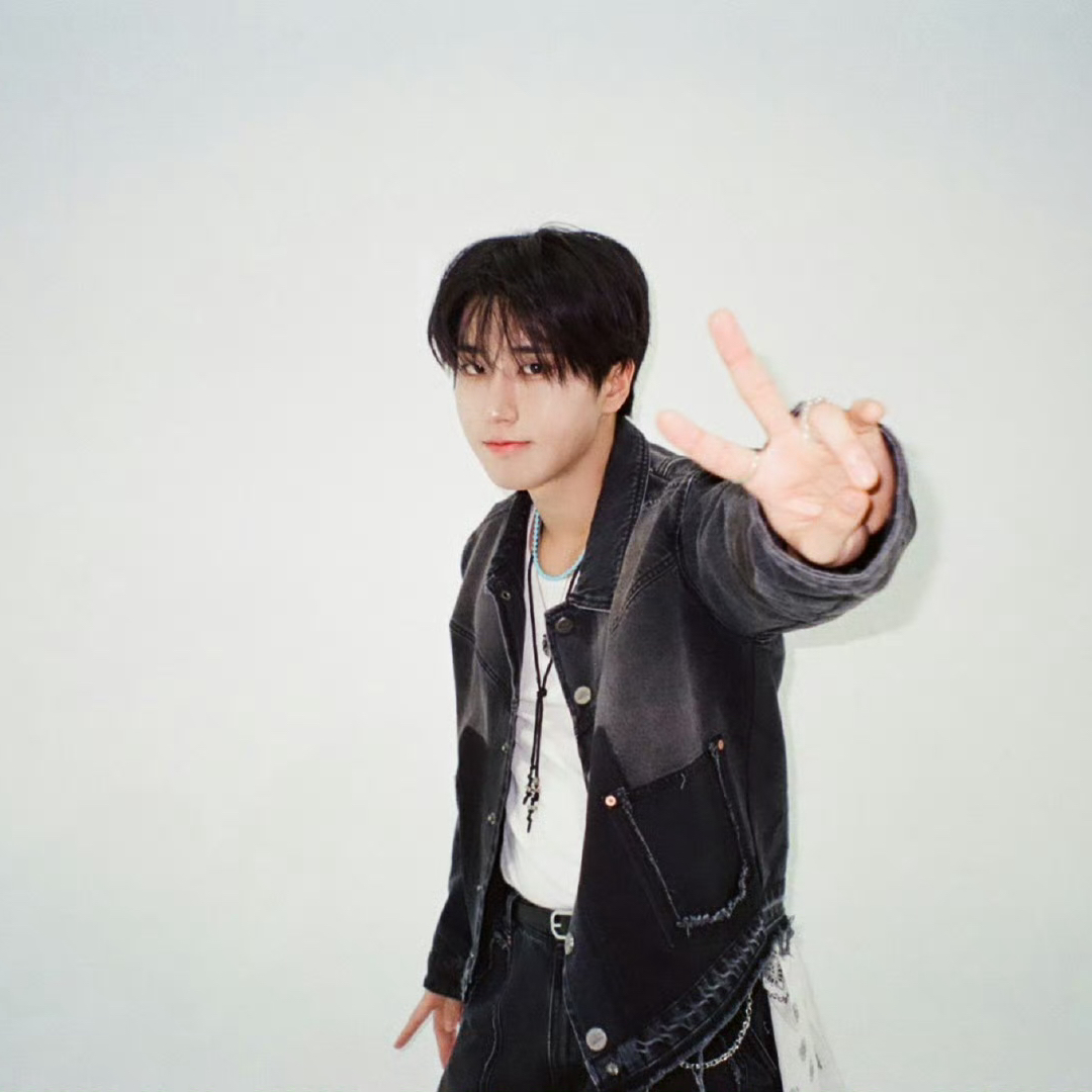 Behind-the-scenes cut of HAN (Stray Kids)