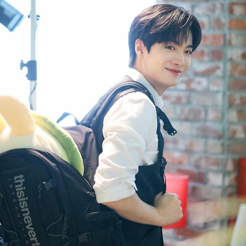 A moment captured by Kim Jonghyeon's fan