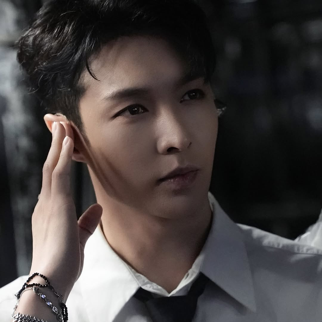 Behind-the-scenes cut of Lay (EXO)