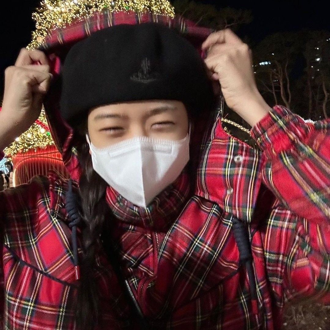 Recent activity shot of An Yujin (IVE)