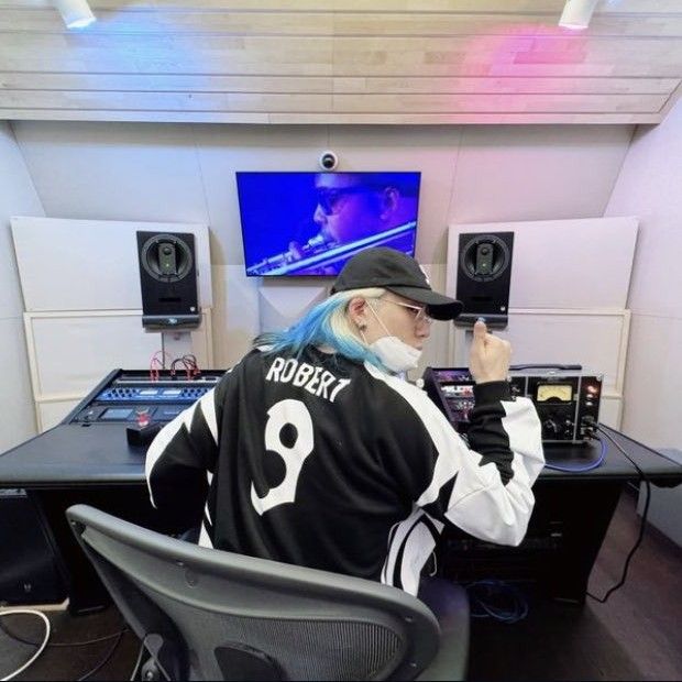 Recent activity shot of BOBBY (iKON)
