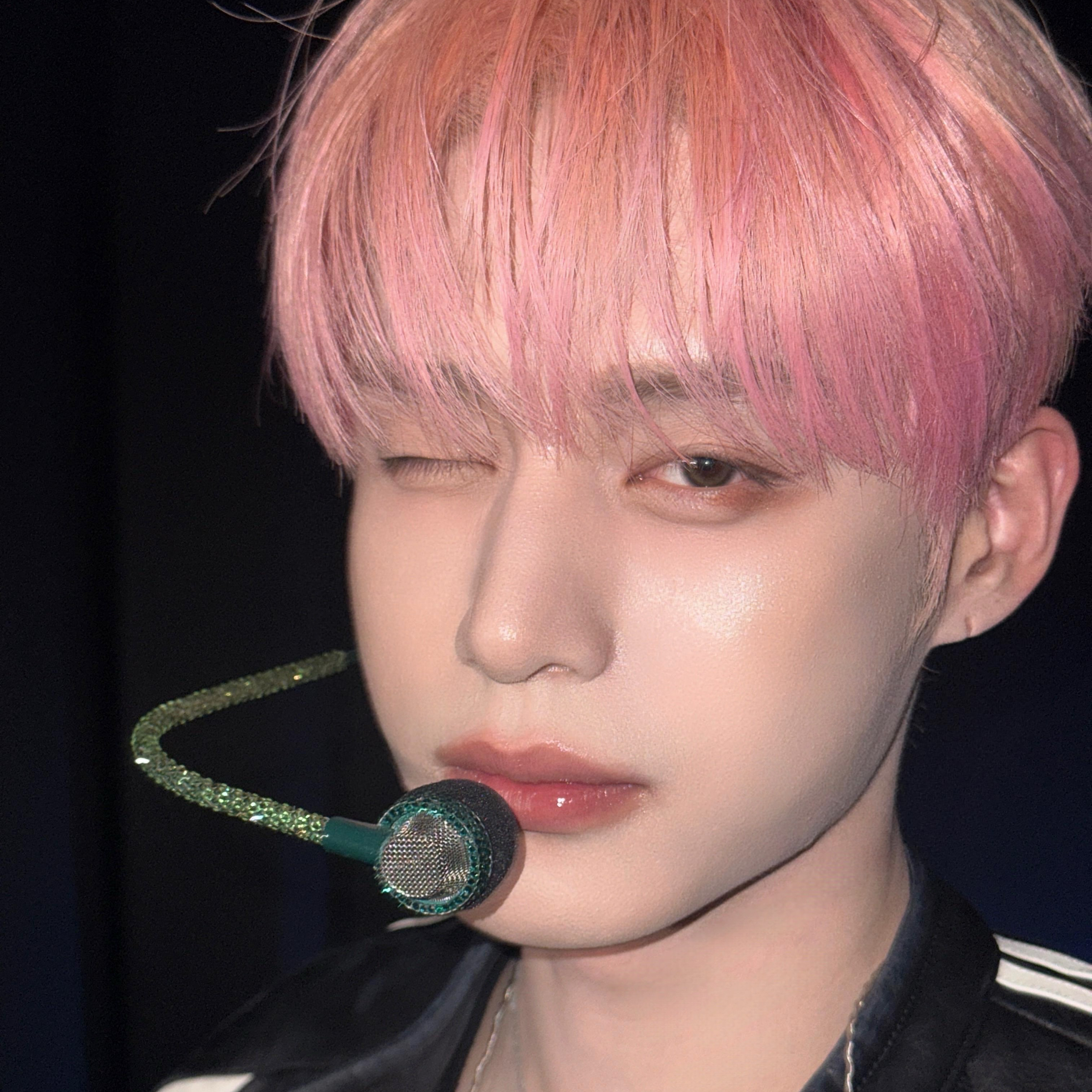 A moment captured by Kim Jiwoong (ZEROBASEONE)'s fan