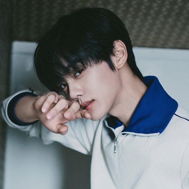 Latest photo of Kim Gyuvin (ZEROBASEONE)