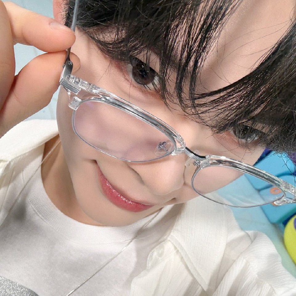 Potret di balik layar Sung Hanbin (ZEROBASEONE)