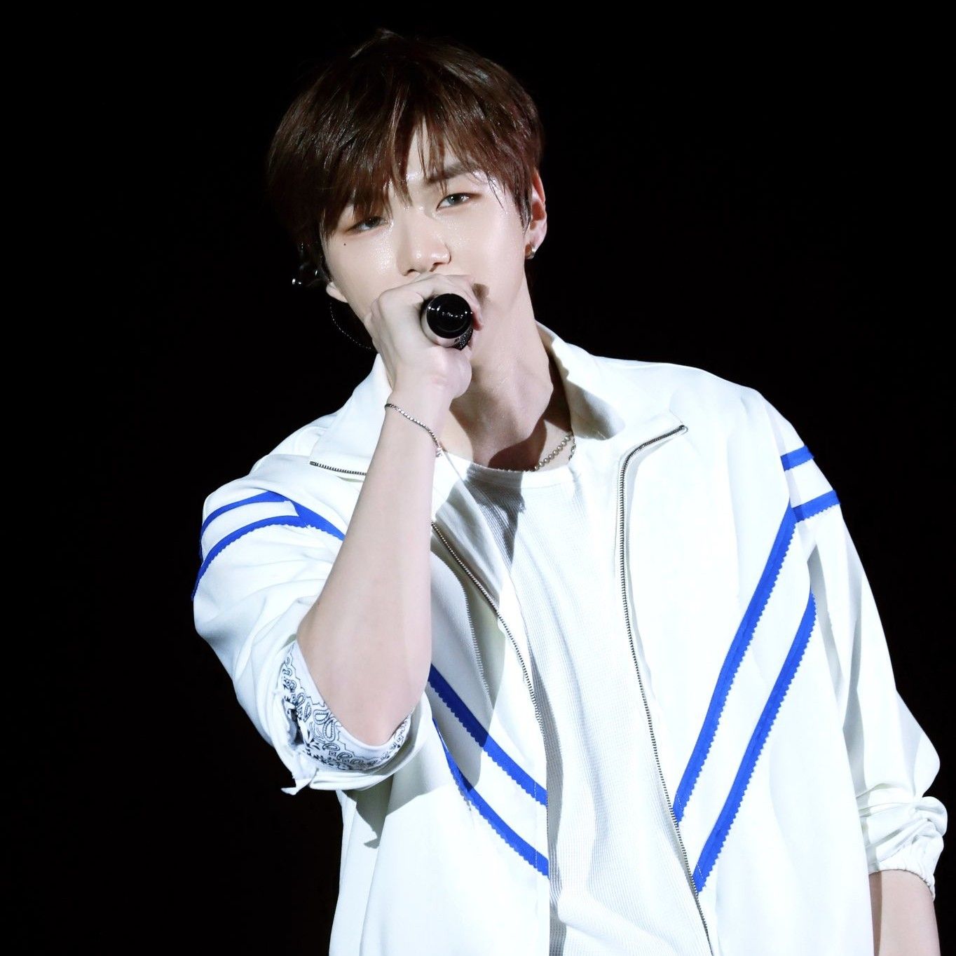 Behind-the-scenes cut of Kang Daniel