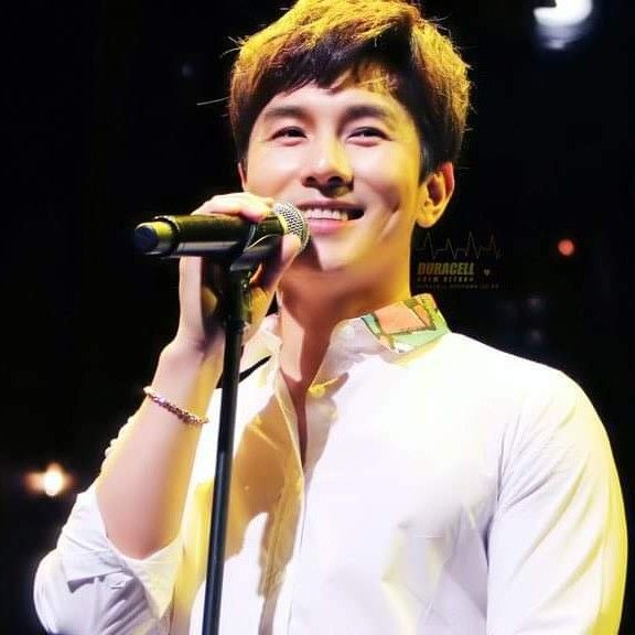 キム・ドンワン (神話)の最近の活動写真